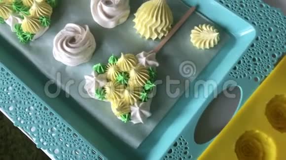 烹饪不同形状颜色和大小的棉花糖女人用糕点包添加了棉花糖的元素完成了视频的预览图
