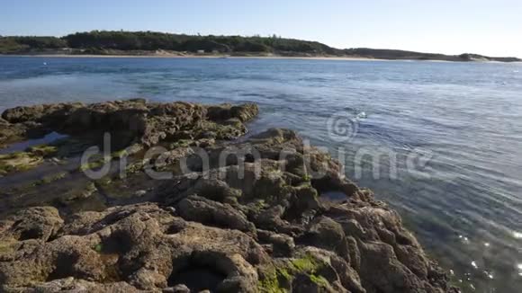 VilaNovadeMilfontes岩石海滩与米拉河在葡萄牙视频的预览图