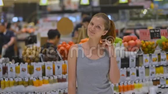 年轻的美国模特正在亚洲超市摆姿势拍照视频的预览图