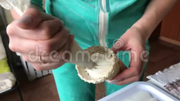 煮棉花糖一个女人用糕点袋和喷嘴填充华夫饼锥棉花糖把它放在托盘上视频的预览图