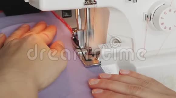 缝衣机缝布把女人手缝纫服缝纫面料车间创造和裁剪视频的预览图