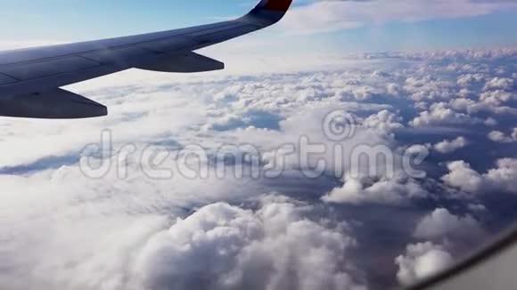 从飞机窗口观看飞行到云彩和天空视频的预览图