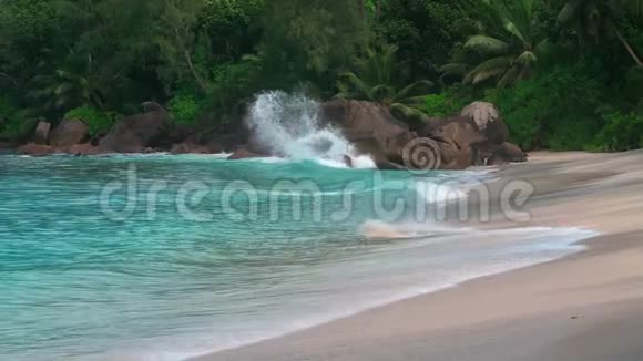 塞舌尔马河岛海浪和花岗岩岩石视频的预览图
