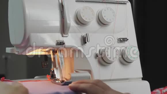 女设计师在缝纫机上工作女手缝时装贴身创造和裁剪衣服o的详情视频的预览图