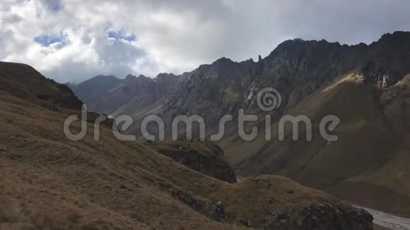 北高加索高山地形的全景那里的山是悬崖天空和低阴云视频的预览图
