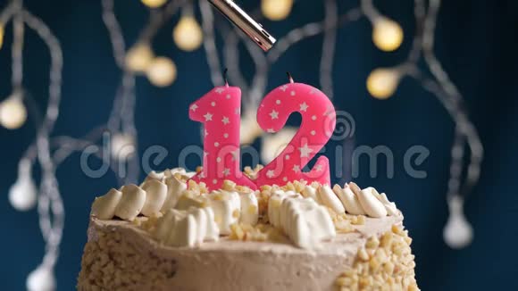 生日蛋糕12个数字燃烧由较轻的粉红色蜡烛在蓝色的背面蜡烛被点燃了慢动作视频的预览图