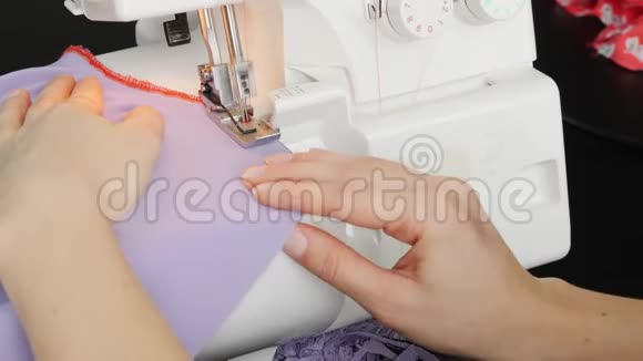 缝纫机的细节特写缝纫面料车间女人的双手缝在锁缝机上C视频的预览图