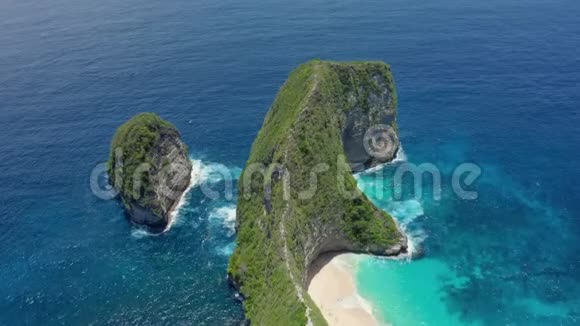 鸟瞰努沙佩尼达岛的Kelingking海滩美丽的海洋山脉视频的预览图
