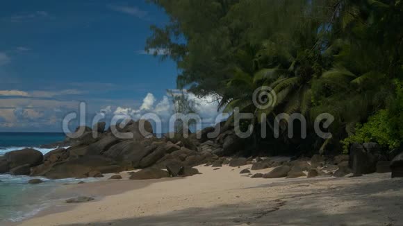 海浪和花岗岩岩石娇小警察海滩马赫岛塞舌尔视频的预览图
