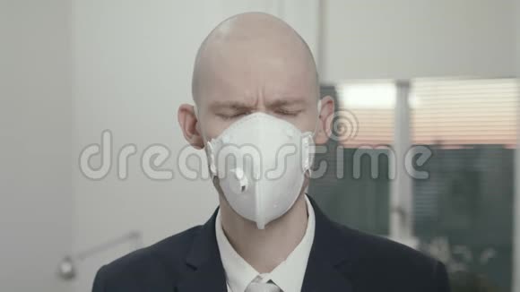 戴着面具穿着西装打着冠状病毒咳嗽领带的男人视频的预览图