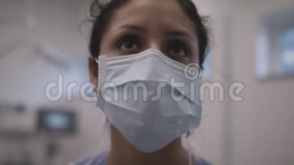 冠状病毒大流行期间带口罩的护士视频的预览图