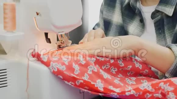 缝纫机的细节把女人的手关上在工作女设计师缝制缝纫机时尚与创造视频的预览图