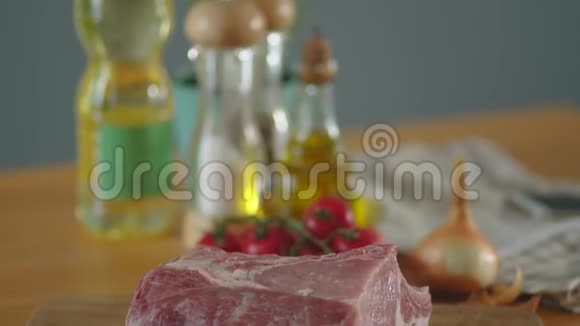 厨房桌子上的新鲜肉视频的预览图