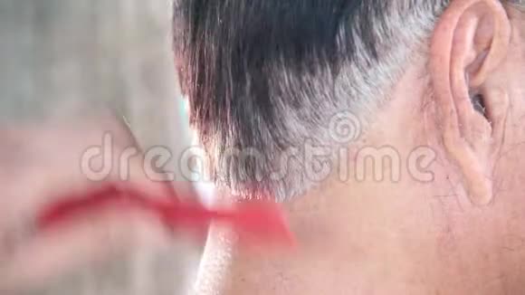 理发师剪发客户用电剪发器和梳子理发视频的预览图