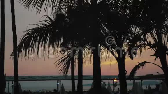 时光流逝美丽的戏剧性日落在海上视频的预览图