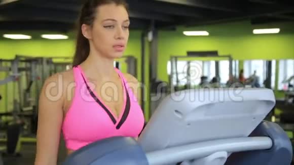 女人在健身房跑步机上走累了视频的预览图