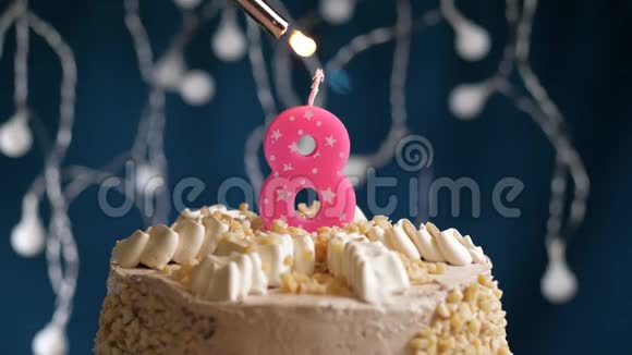 生日蛋糕8个数字燃烧由较轻的粉红色蜡烛在蓝色的背景蜡烛被点燃了慢动作和特写视频的预览图