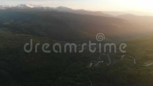无人机射击森林景观山体城中村日落高加索视频的预览图
