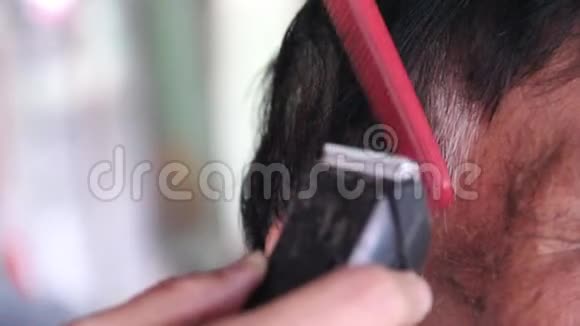 理发师剪发客户用电剪发器和梳子理发视频的预览图