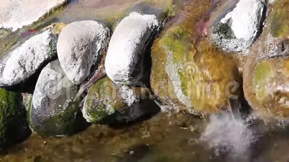 以石灰石为背景的热水流视频的预览图