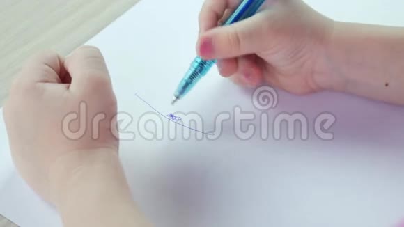 特写一个孩子用钢笔在白纸上写abc的镜头视频的预览图