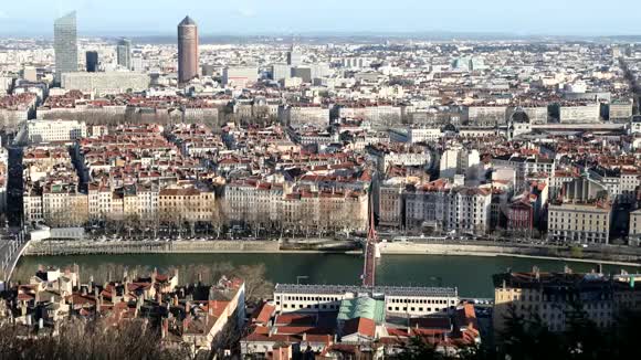 在阳光明媚的冬日里可以看到里昂的城市景色和索恩河和建筑物视频的预览图