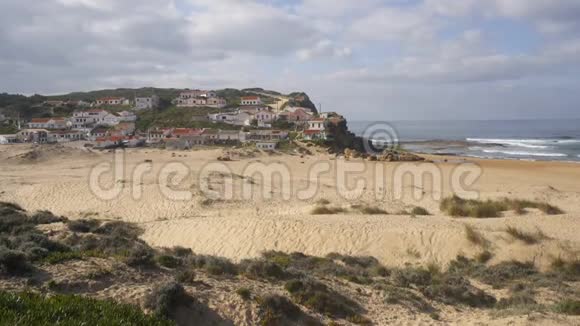 葡萄牙科斯塔维肯蒂纳的普拉亚德蒙特克莱里戈海滩视频的预览图