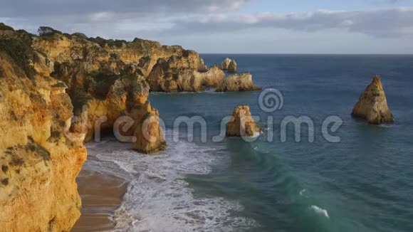 葡萄牙阿尔加维的普拉亚多阿尔沃海滩海崖和海浪来袭视频的预览图