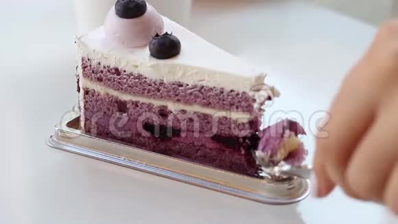 蓝莓蛋糕切片女性手放在白色桌子上视频的预览图