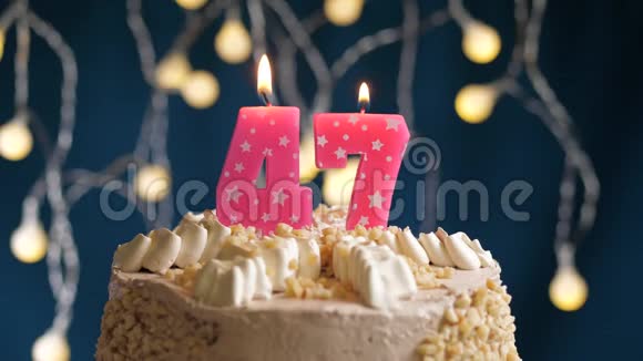 生日蛋糕47个数字粉红色燃烧蜡烛在蓝色的背面蜡烛吹灭了慢速运动和特写镜头视频的预览图