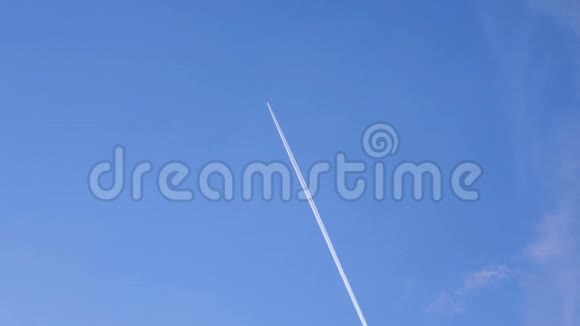 飞机在深蓝色的天空上飞行有化学蒸汽路径旅游运输视频的预览图