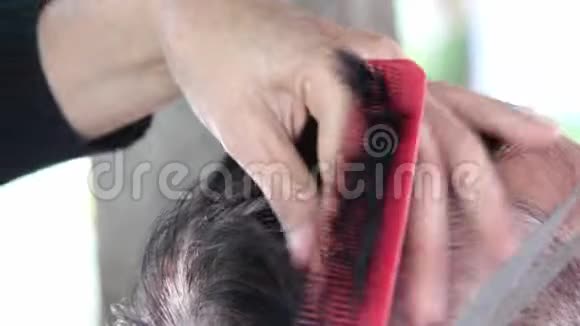 理发师用剪刀和梳子理发师视频的预览图