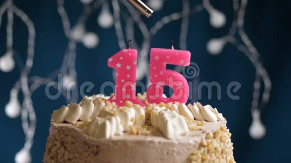 生日蛋糕15个数字燃烧由较轻的粉红色蜡烛在蓝色的背面蜡烛被点燃了慢动作视频的预览图