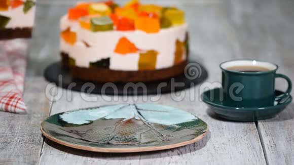 带彩色果冻的蛋糕一块蛋糕碎玻璃视频的预览图