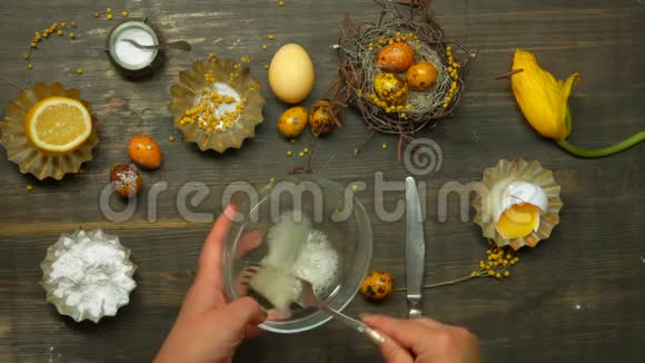 在玻璃碗中将蛋清打在手上使皇家结冰视频的预览图