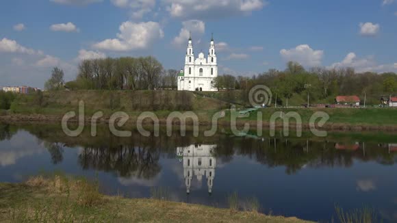 旧圣索菲亚大教堂的景色阳光明媚的四月天波兰茨克白俄罗斯视频的预览图