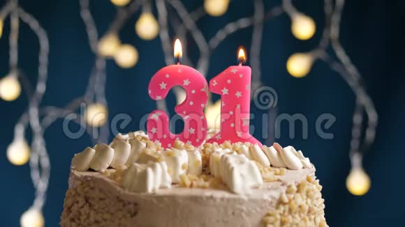 生日蛋糕有31个数字粉红色燃烧蜡烛在蓝色的背景上蜡烛吹灭了慢速运动和特写镜头视频的预览图