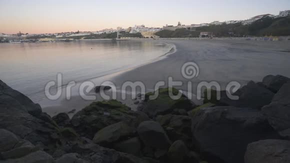 日落时塞纳河海滩背景是葡萄牙的城市视频的预览图