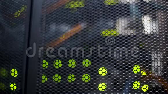 模糊的服务器机架蜂巢闪烁的绿色LED视频的预览图