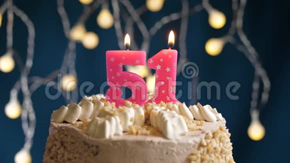 生日蛋糕51号粉红色燃烧蜡烛在蓝色的背景上蜡烛吹灭了慢速运动和特写镜头视频的预览图
