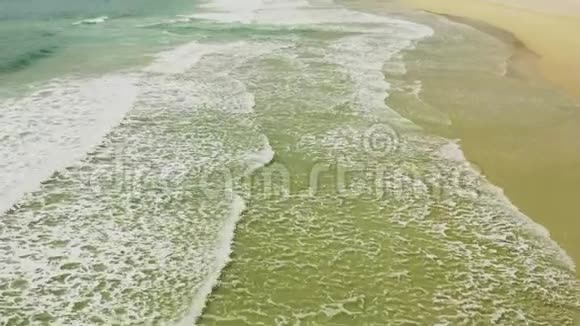令人叹为观止的沙滩的空中景色热带海浪滚滚而入海岸视频的预览图