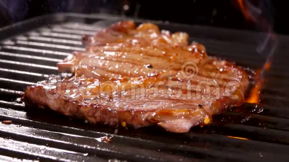 让人垂涎三尺的肉排在烤架上炸视频的预览图