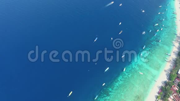 不同的船只航行在美丽无边的蓝色海水上鸟瞰视频的预览图