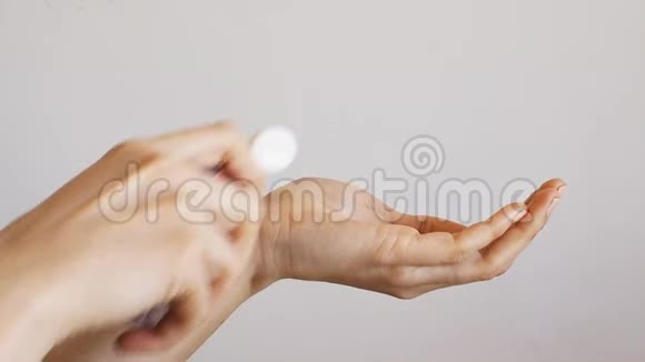 女性用消毒凝胶清洁双手视频的预览图