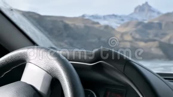 美丽的景色从车上的乡村道路之间的山湖北高加索视频的预览图