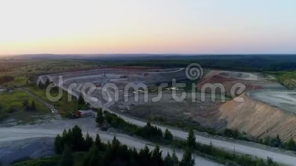飞过一个沙坑砂岩开采Drone摄影视频的预览图