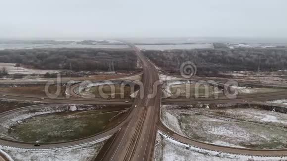 在冬季十字路口移动的汽车和卡车的空中射击是一个大的道路交叉口无人驾驶车辆在视频的预览图