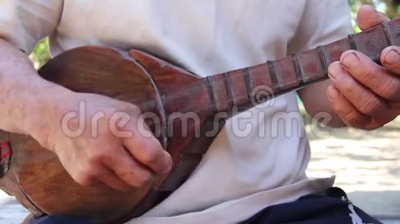 在泰国演奏泰木曼陀林的亚裔老人视频的预览图
