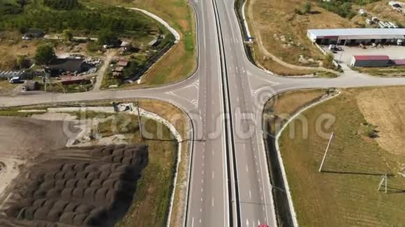 空中观景在高速公路上路口汽车开得很快夏天白天视频的预览图