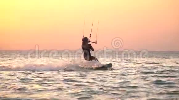 年轻的女人在海上风筝在水上滑翔五彩缤纷的天空埃及视频的预览图